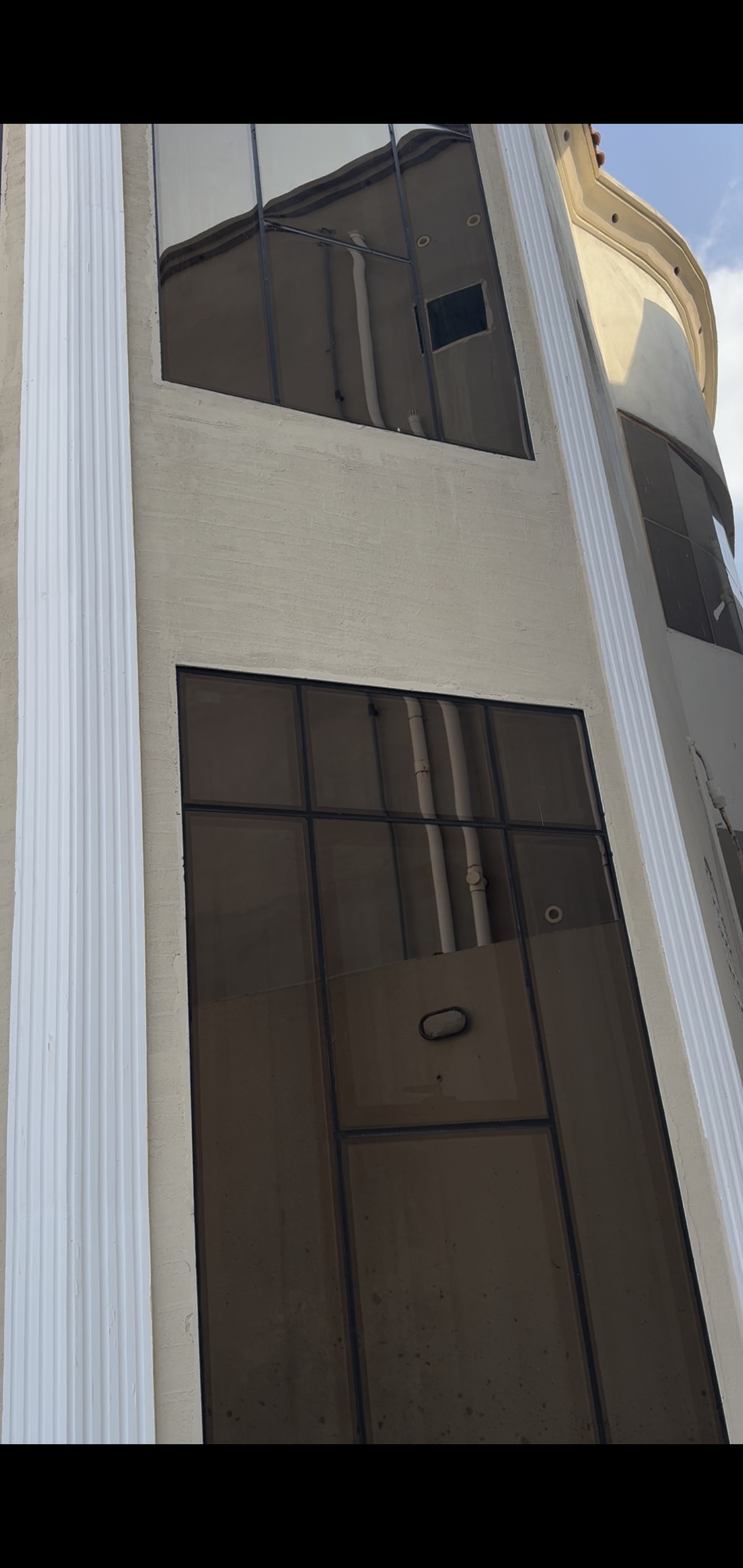 واجهة زجاجية شفافة